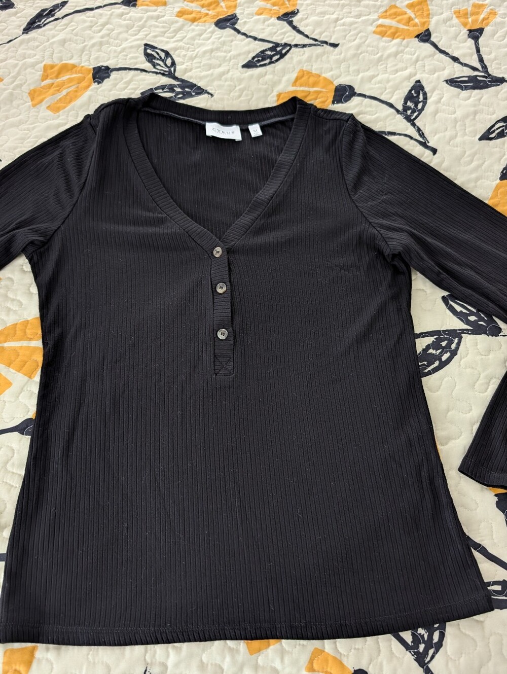 Cyrus NWT Black Ribbed V Neck Top size M